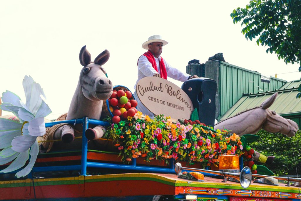 Colorful parade float with floral decorations in Medellín's Feria de Flores.