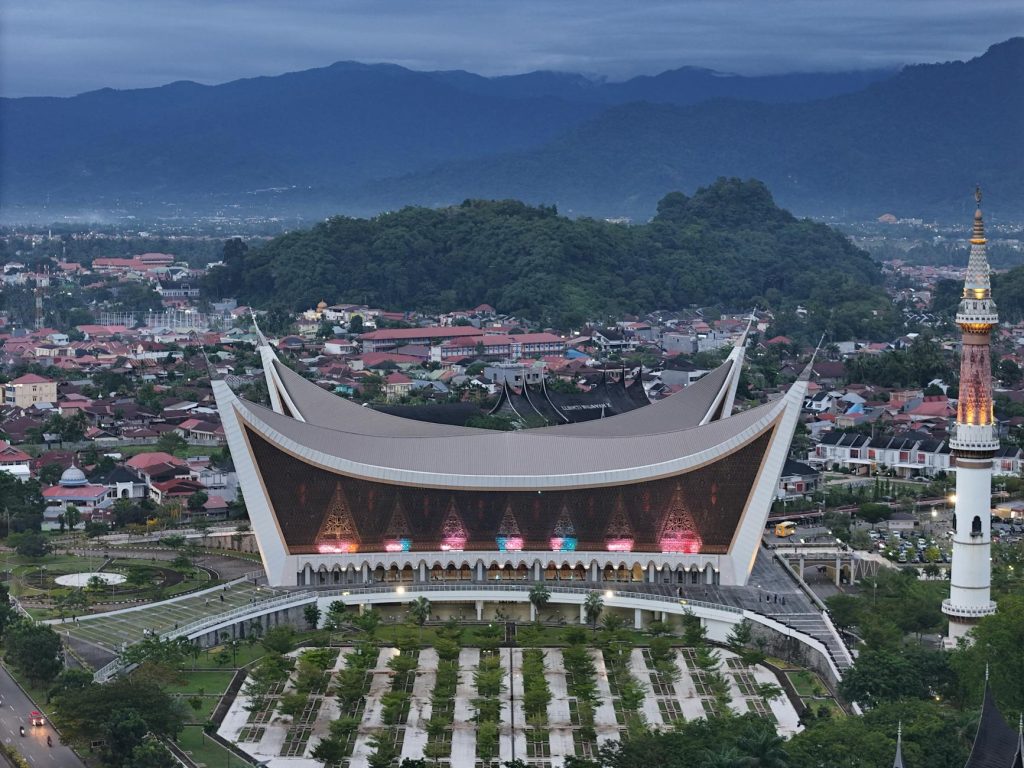 Detail Arsitektur Modern Bernuansa Minang di Masjid Raya Padangdefault