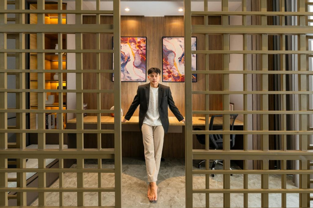 Stylish home office in East Jakarta with a modern design and artistic elements.