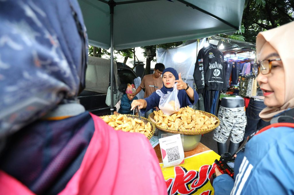 Vibrant street market scene in Jawa Barat with vendor selling local snacks.